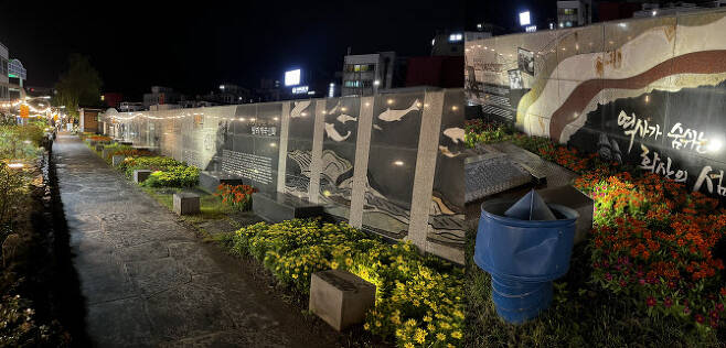 아이폰13으로 찍은 야간 사진. 빛이 부족한 상황에서도 풍부한 사진을 보여준다. 왼쪽은 가로 사진, 오른쪽은 세로 사진. (사진=김정유 기자)