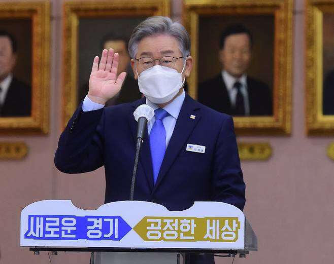 더불어민주당 대선 후보인 이재명 경기지사가 18일 경기도 수원시 경기도청에서 열린 국회 행정안전위원회의 경기도에 대한 국정감사에서 선서하고 있다. (사진=연합뉴스)