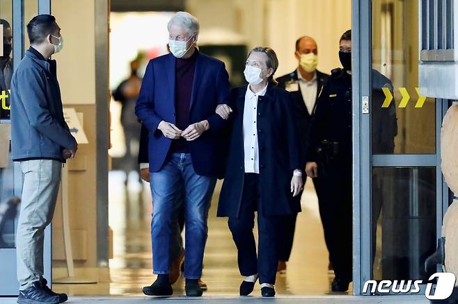 빌 클린턴 전 미국 대통령이 부인 힐러리 클린턴 전 국무장관과 함께 2021년 10월 17일(현지시간) 미국 어바인 캘리포니아 대학 메디컬 센터를 나서고 있다. © 로이터=뉴스1 © News1 김현 특파원