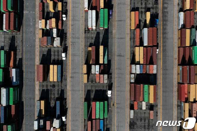 미국 항만에 쌓인 컨테이너 © AFP=뉴스1