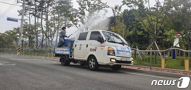 김해시가 운영하고 있는 악취제거제 살포 차량. (김해시 제공) © 뉴스1