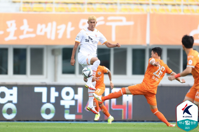 이정문이 지난 10일 강원전에서 볼 경합을 펼치고 있다. 제공 | 한국프로축구연맹