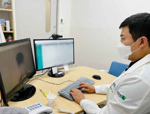 부민병원 의료진이 재외국민 환자를 대상으로 비대면 진료를 진행하고 있다.