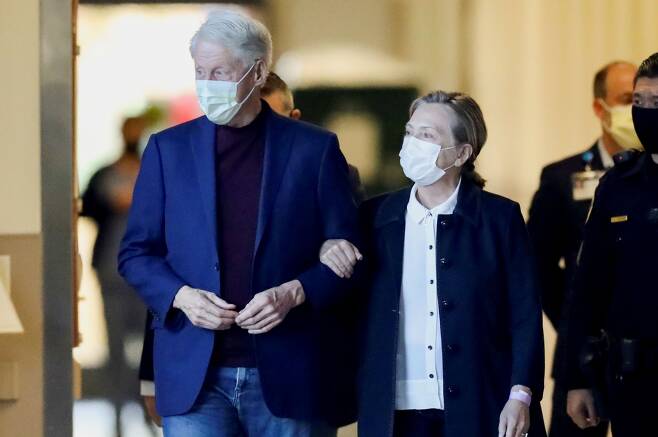 17일(현지 시각) 빌 클린턴(왼쪽) 전 미국 대통령이 부인 힐러리 클린턴 전 미 국무장관의 부축을 받으며 병원에서 걸어나오고 있다. /로이터 연합뉴스