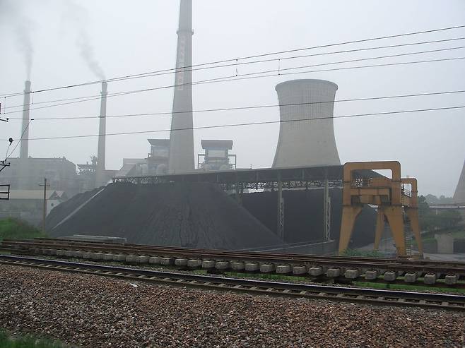 중국은 외교분쟁으로 호주산 석탄의 수입이 막히자 발전용 천연가스 수입을 늘리며 세계 에너지 대란의 한 원인을 제공했다. 사진은 중국의 한 석탄발전소./토빅센(위키피디아)