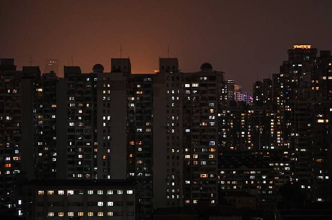2021년 9월 27일 밤 중국 최대 경제 도시 상하이의 주거용 건물들이 불을 밝히고 있는 모습. 중국 국가전력망공사 상하이지사는 최근 이어지는 전력난으로 인해 이날부터 10월 3일까지 '특정 시기, 특정 지역'에서 정전을 한다고 공지했다. /연합뉴스
