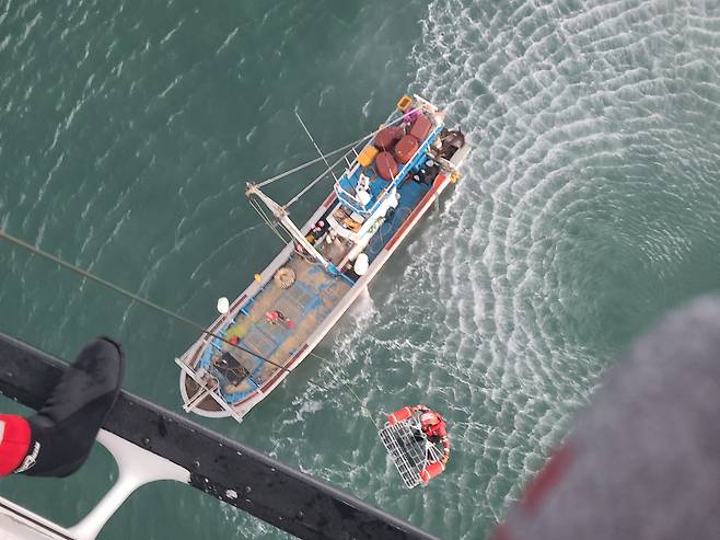 18일 오후 4시 35분쯤 인천시 옹진군 선미도 인근 해상에서 사고로 전복된 7.93t급 어선 A호의 선원들을 해경이 구조하고 있다. /인천해양경찰서 제공