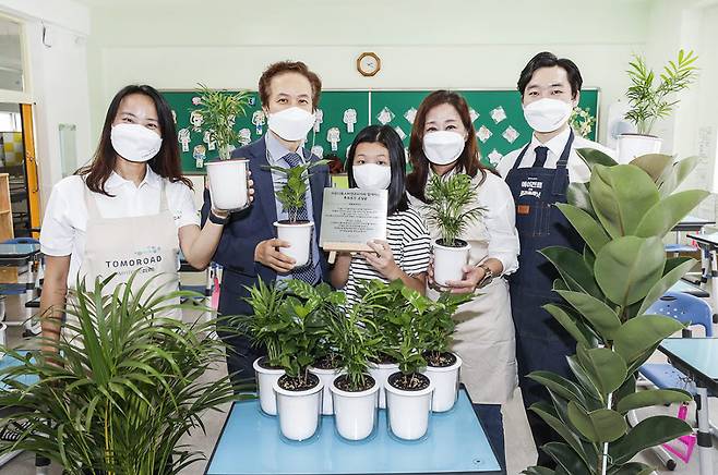 아우디폭스바겐코리아가 초등학생들의 안전하고 건강한 학습공간을 만들기 위한 하반기 교실 숲 프로젝트를 진행했다.
