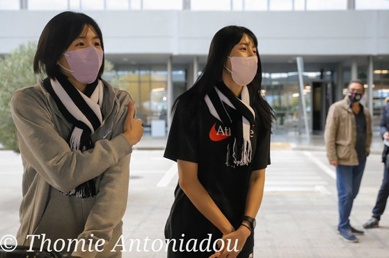 17일(현지시간) 그리스에 도착한 이재영·다영 쌍둥이 자매를 그리스 PAOK 테살로니키 구단 관계자가 환영하고 있다. 테살로니키 구단 트위터 캡처