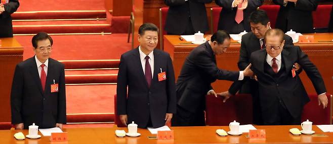 시진핑 중국 국가주석(왼쪽 둘째)은 2017년 10월18일 제19차 중국 공산당 전국대표대회에서 행한 3시간24분에 걸친 기념비적 연설에서 인공지능을 선진국 도약을 위한 핵심 기술로 처음 언급했다. 사진은 당시 행사장에 입장하는 모습으로, 후진타오 전 주석(왼쪽)과 91살의 장쩌민 전 주석(오른쪽)도 참석했다. 베이징/연합뉴스