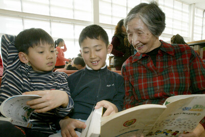 이이효재 선생이 ‘진해 기적의 도서관’ 운영위원장으로 활동하던 2005년 1월 도서관을 찾은 어린이들에게 책을 읽어주고 있다. 선생은 “아이들이 나고 자란 고향에서 떠나지 않게 해주는 것은 공동체의 몫”이라고 말했다. <한겨레> 자료사진