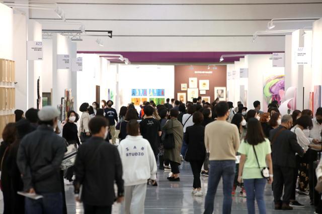 지난 15일 서울 강남구 코엑스에서 열린 국내 최대 미술 장터 '키아프'가 관람객들로 붐비고 있다. 뉴시스