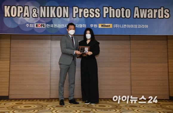 본지 정소희 기자가 18일 서울 청담동 리베라 호텔에서 열린 '2021 코파 & 니콘 프레스 포토 어워즈(KOPA & NIKON Press Photo Awards)' 시상식에서 니콘 특별상과 스포츠부문 우수상을 수상하고 정해환 니콘이미징코리아 대표이사와 기념사진을 촬영하고 있다.