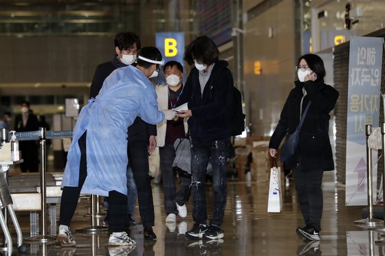 남욱 변호사가 18일 미국에서 인천국제공항을 통해 귀국해 검찰관계자들과 입국장을 나서고 있다. 장진영 기자