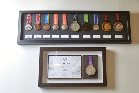 신아람 펜싱클럽에 전시되어 있는 메달들.