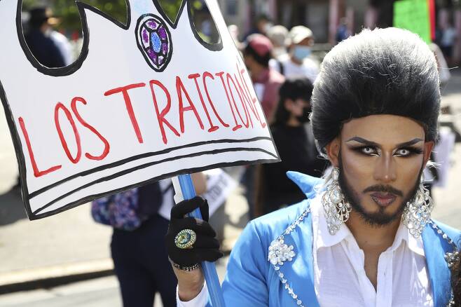 나이브 부켈레 정부 반대시위에 참가한 남성이 '배신'이라고 쓴 피켓을 들고 있다. AP=연합뉴스