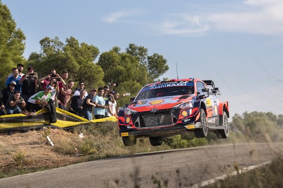 현대차가 지난 17일 스페인에서 열린 2021 월드랠리챔피언십(WRC) 11차 대회에서 우승을 차지했다. 현차 i20 Coupe WRC’랠리카가 질주하는 모습. 사진 현대차
