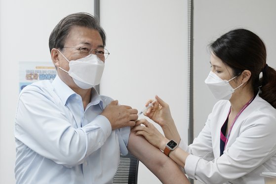 문재인 대통령이 15일 서울 국립중앙의료원 코로나19 중앙예방접종센터에서 코로나19 백신 추가 접종을 받고 있다. [청와대사진기자단]