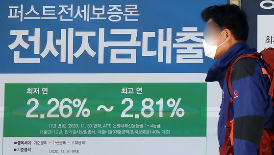 한국은행의 대출행테 서베이에 따르면 4분기에도 은행들은 가계대출에 대한 관리를 강화 추세는 이어질 전망이다. 17일 오후 서울 시내 한 은행에 대출 관련 안내문이 붙어있다. 뉴스1