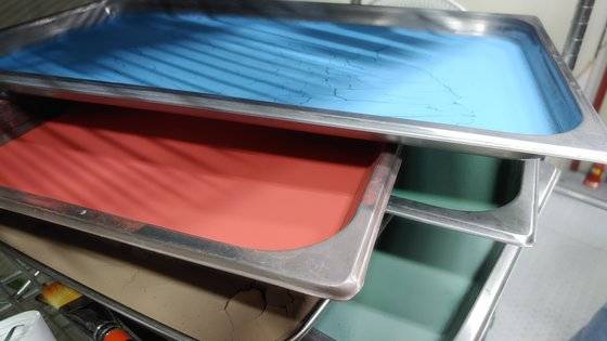 수비로 분류가 끝난 뒤 넓은 용기에 담아 건조시킨다. 물이 마른 뒤 남는 가루만 모아 담으면 석채가 된다. 김정연 기자