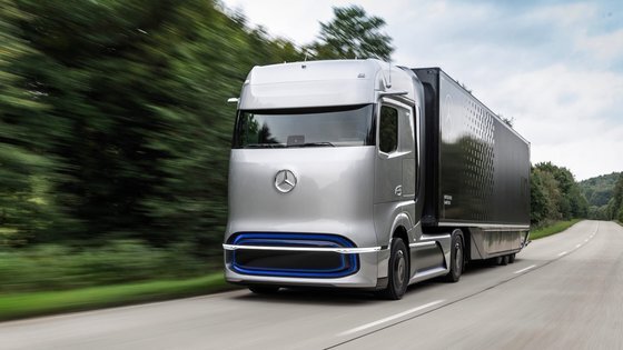 메르세데스-벤츠가 개발한 수소트럭. 1회 충전으로 1000km를 주행할 수 있다. 벤츠는 2025년부터 수소트럭을 양산할 예정이다. 사진 벤츠