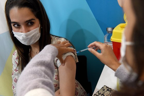 지난달 26일 이스라엘 예루살렘 시네마시티 단지 내클라리트 보건서비스 예방접종센터에서 한 여성이 부스터샷을 접종하고 있다. UPI=연합뉴스
