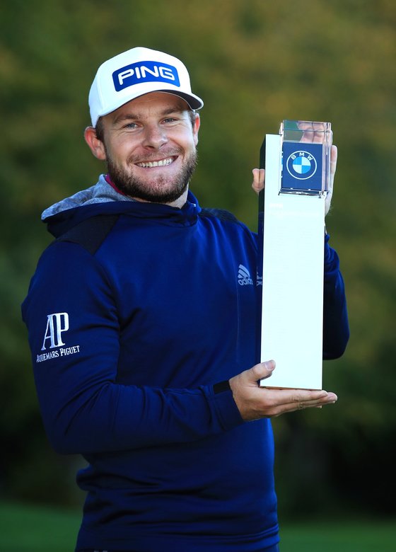 지난해 10월 열린 BMW PGA 챔피언십에서 후디를 입고 우승컵을 들고 있는 티럴 해튼. [사진 티럴 해튼 트위터]