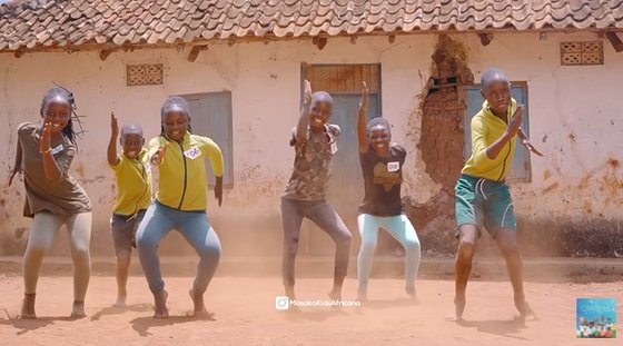 유튜브 채널 'Masaka Kids Africana Music'에 올라온 오징어 게임 패러디 영상. [유튜브 캡처]