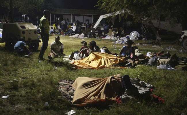 지난 8월 14일 지진 발생 이후 거리에서 뜬 눈으로 밤을 보낸 아이티인들. 포르토프랭스 | AP연합뉴스