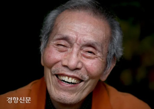 On October 13, the Kyunghyang Shinmun met with the actor, Oh Young-soo, who played Oh Il-nam, contestant number one in a life-or-death survival game in Squid Game, a Netflix original drama which has become an international sensation. Oh is a veteran actor, who has remained on stage for 54 years, since his debut in 1968 with the Gwangjang Theater Company. He left a strong impression with his innocent smile and his portrayal of a wide range of emotions and inner monologue in Squid Game. Bak Min-gyu, Senior Reporter