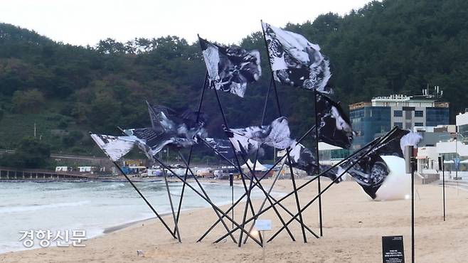 포레스트 커리큘럼, ‘유랑하는 베스티아리’, 2021, 천에 프린트, 스테인리스 스틸, 사운드, 600 x 700 x 700 cm. 김종목 기자