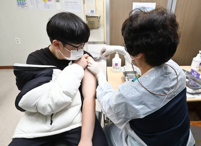 18일 오전 서울 양천구 홍익병원에서 16∼17세 청소년이 코로나19 백신 접종을 받고 있다. 사진공동취재단