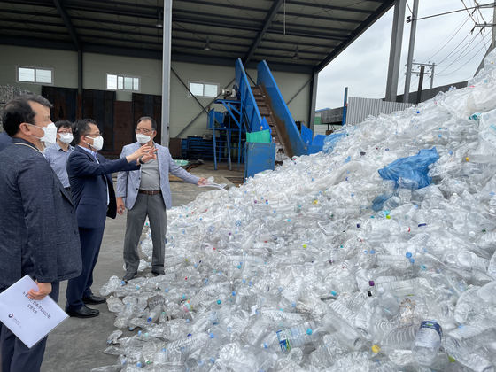 Environment Vice Minister Hong Jeong-kee visits a plastic sorting company in Icheon, Gyeonggi, in July. [ENVIRONMENT MINISTRY]