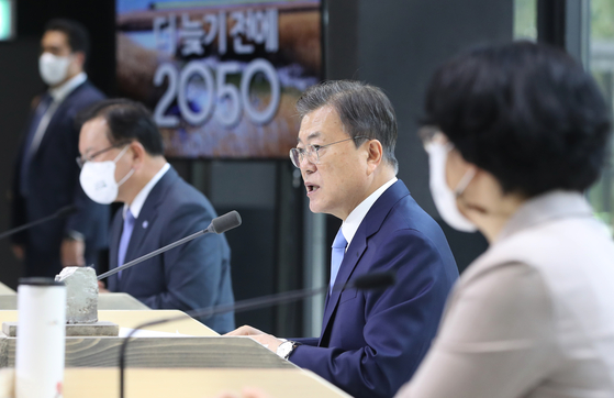President Moon Jae-in speaks at a presidential carbon neutrality committee meeting on Nodeul Island, central Seoul, Monday, to reveal roadmaps to 2050 net-zero emissions and greenhouse gas reduction targets. [YONHAP]