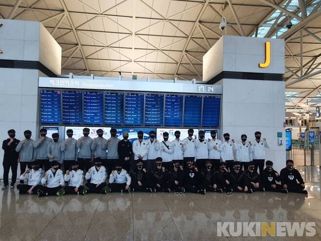 출국 전 단체 사진을 촬영한 LCK 대표팀.   사진=강한결 기자