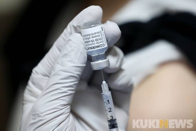 서울 관악구의 한 병원관계자가 백신 접종을 준비하고 있다.    사진공동취재단