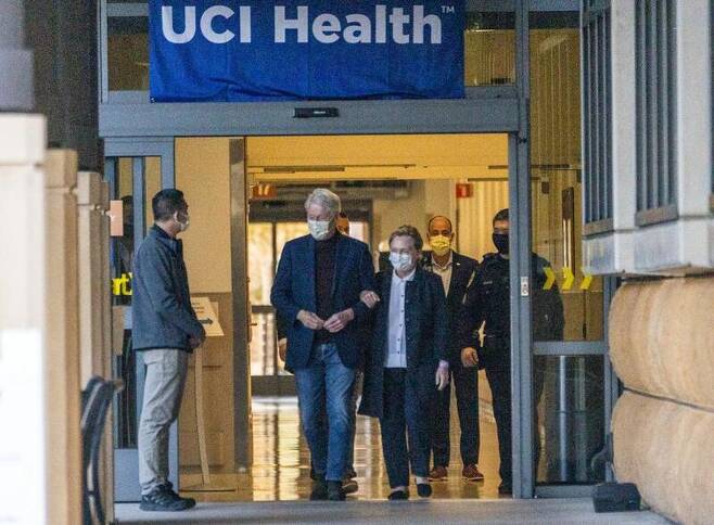 병원을 나서는 빌 클린턴 전 미국 대통령과 부인 힐러리 클린턴 전 국무장관 / 사진 = AP