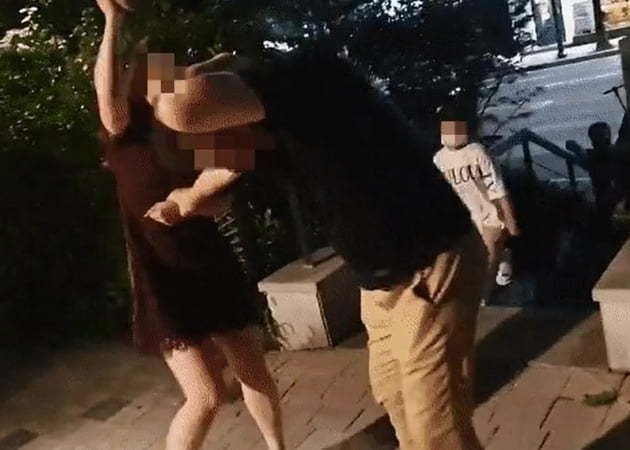 지난 7월 30일 서울 성동구의 한 산책로에서 40대 남성이 무차별적으로 폭행당하고 있다. / 사진=온라인 커뮤니티