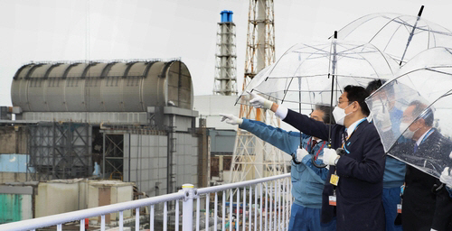기시다 후미오 일본 총리가 17일 오전 일본 후쿠시마 제1원전을 시찰하는 모습 [사진 = 연합뉴스]