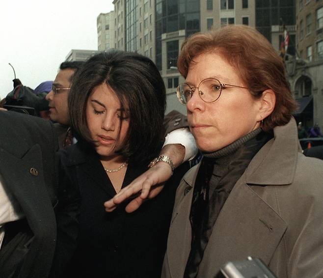 르윈스키가 변호인단과 함께 법원을 오가고 있다./사진=AFP