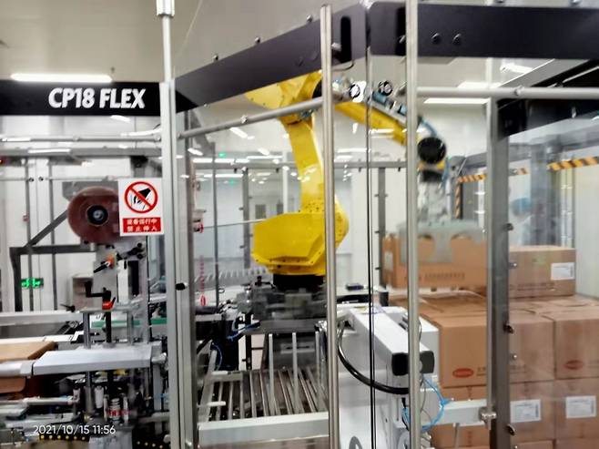 로봇팔이 시럽제 제품 상자를 쌓아 올리는 장면/사진=김지산 기자