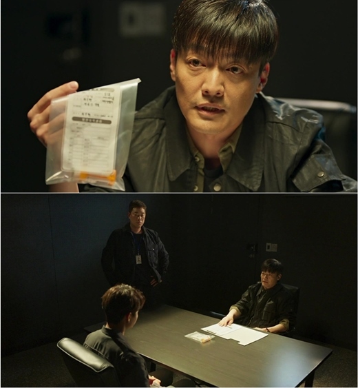 The cable channel tvN Wolhwa Drama Hi-Class (playplayed by Story Holic directed by Choi Byung-gil) Oh Soon-sang (Ha Joon) was under pressure from the police.On the 18th, High Class side will show off the Steel Series of Oh Soon-sangs interrogation room ahead of the 12th episode.In the last broadcast, Oh Soon-sang helped Song Yeo-ul to launch a secret room investigation found in her townhouse.Since then, Oh Soon-sang has found out that ALEKS Corporation Comer (Kim Sung-tae), a financial director of the international school and an accounting law agent of An Ji-yong (Kim Nam-hee), is a secret room construction client, but was arrested by the police for forgery of the private documents just before entering the office of ALEKS Corporation Comer.Among them, Song Yul-wool learned about the survival and ugly scheme of An Ji-yong, and he was curious about the future development.The SteelSeries, which was released in connection with this, attracts attention because Oh Soon-sang is seen sitting in the interview room with the police Koo Yong-hoe (Kwon Hyuk).Oh Soon-sangs eyes are very sharp with his eyes open to the interrogation of the Gu Yong-ho.The evidence envelope in the hands of the Gu Yong-hoe raises interest because it contains a questionable medicine bottle.This is evidence related to the murder of the international school chairman Do Jin-seol (Woo Hyun-joo), raising questions about why Oh Soon-sang was questioned.Moreover, the atmosphere of the heavily sinking interrogation room makes the viewers nervous, and attention is focused on whether Oh Soon-sang is being arrested and is being arrested.High Class production team said, Today (18th), another truth related to the death of the president of the international school, Do Jin-seol, is revealed.Please watch the counterattack of Song Yeol-ul and Oh Soon-sang, who are in the midst of unexpected situations.High Class will be broadcast at 10:30 pm on the 18th.