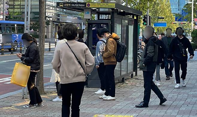 18일 낮 12시께 대전 서구 시청역 인근 정류장 풍경. 시민들이 두꺼운 옷차림으로 버스를 기다리고 있다. *재판매 및 DB 금지