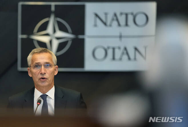[브뤼셀=AP/뉴시스] 옌스 스톨텐베르그 나토(NATO·북대서양조약기구) 사무총장이 지난 7일(현지시간) 브뤼셀에서 열린 나토 안보회의를 주재하고 있다. 2021.10.18.