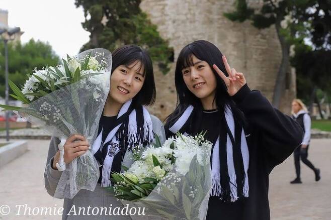 17일(현지시간) 그리스 테살로니키에 도착한 이재영·다영(25) 쌍둥이 자매가 기념 촬영을 하고 있다. PAOK 공식 사회관계망서비스(SNS) 갈무리