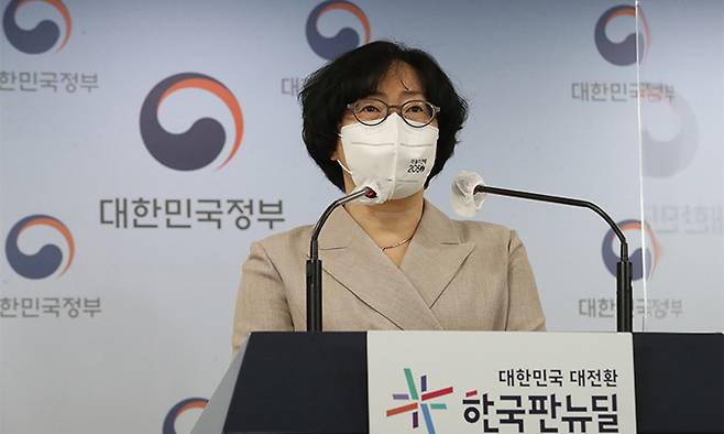 윤순진 2050 탄소중립위원회 공동위원장이 18일 서울 종로구 정부서울청사에서 2030 NDC(국가온실가스감축목표), 2050 탄소중립시나리오를 밝히고 있다. 뉴시스