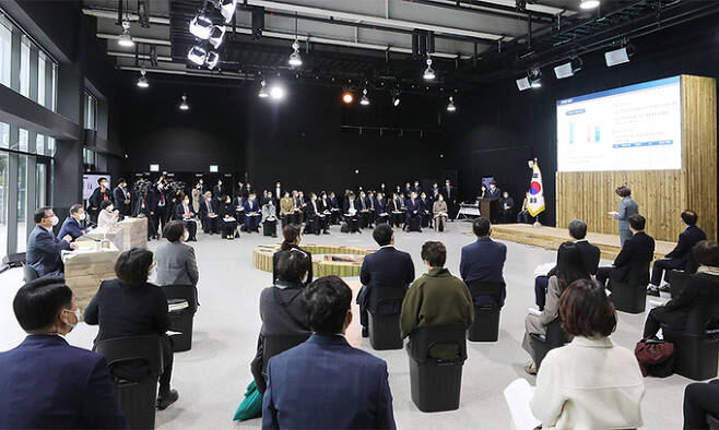 문재인 대통령이 18일 서울 용산구 노들섬다목적홀에서 열린 2050 탄소중립위원회 제2차 전체회의에 참석한 가운데 한정애 환경부장관이 2050 온실가스 감축목표(안)를 발표하고 있다. 뉴시스