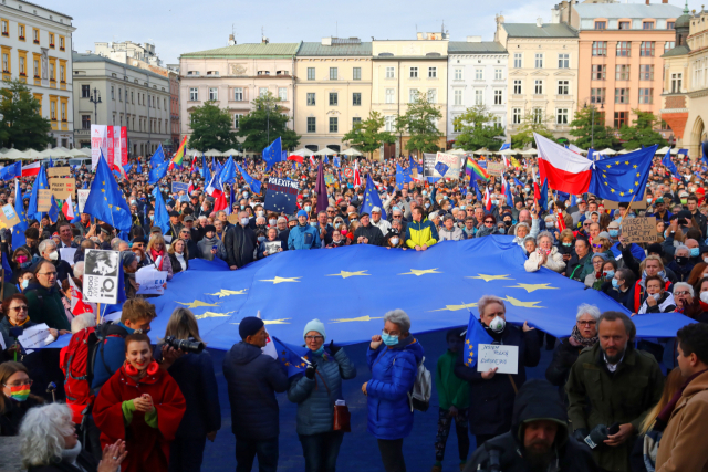지난 10일 폴란드의 옛 수도 크라쿠프의 광장에서 시민들이 대형 유럽연합(EU) 깃발을 들고 EU 탈퇴에 반대하는 시위를 벌이고 있다./EPA연합뉴스