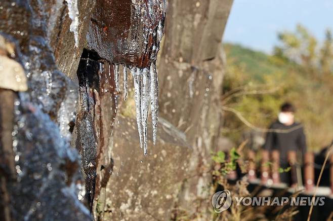 '한파주의보' 무등산 얼음바위 고드름 [연합뉴스 자료사진]