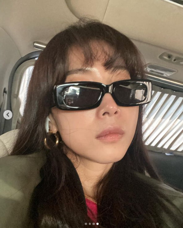 Actor Oh Yoon-ahhhh told her daily life.Oh Yoon-ahhh posted several photos on his 18th day without any comment on his instagram.It contains a picture of Oh Yoon-ahhh, who is wearing a hip-style Sunglass Hut in the public photos and looking at the camera with various facial expressions.On the other hand, Oh Yoon-ahhh is going to comeback to the house theater with JTBC new Drama Flying Butterfly.Photo: Oh Yoon-ahhhh SNS